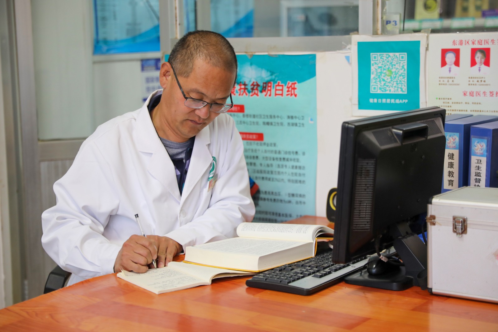 王遠平利用閑暇時間看書學(xué)習(xí).jpg
