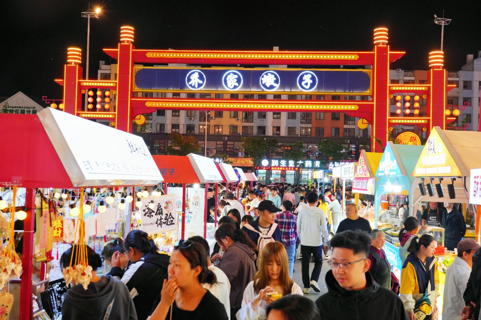 臥龍山街道“夜經(jīng)濟(jì)”場(chǎng)景人氣火爆1.jpg