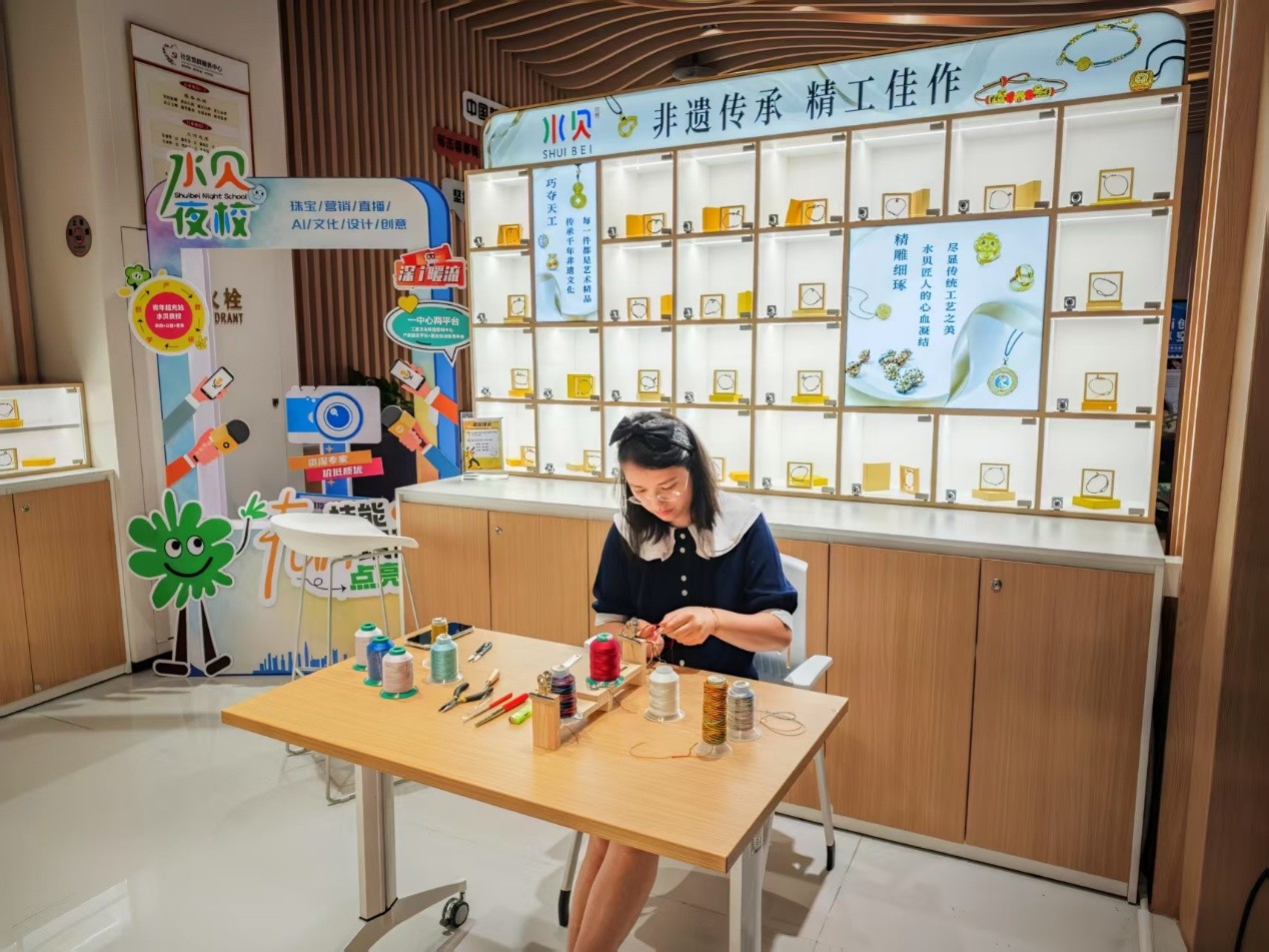 水貝夜校學(xué)員正在展示手工編繩過程。人民網(wǎng) 肖聰聰攝