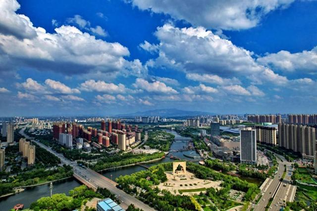 這是綠意盎然的泰安市容市貌（2025年6月攝）。（陳陽(yáng)攝）