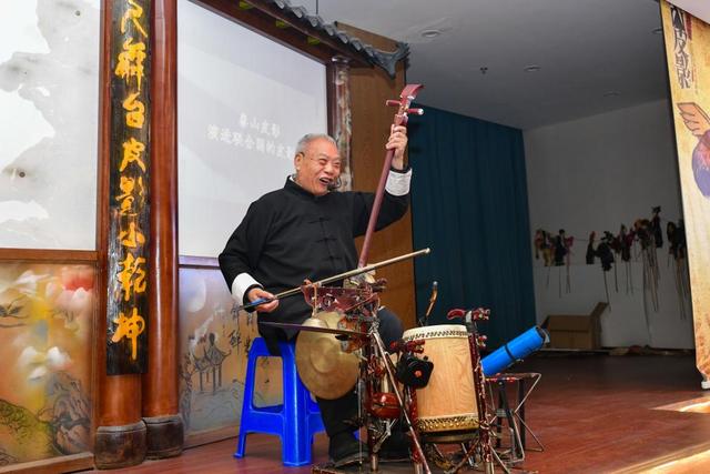 泰山皮影戲代表性傳承人范正安在表演（2025年2月19日攝）。新華社記者 朱崢 攝