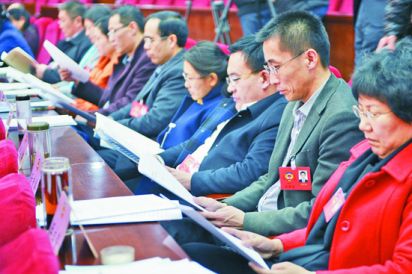 政協(xié)委員認(rèn)真聆聽兩會(huì)工作報(bào)告