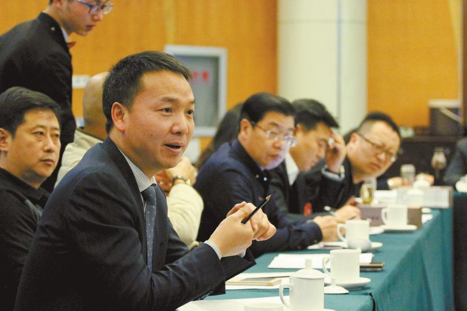 政協(xié)委員分組討論楊軍講話審議市政協(xié)常委會(huì)工作報(bào)告