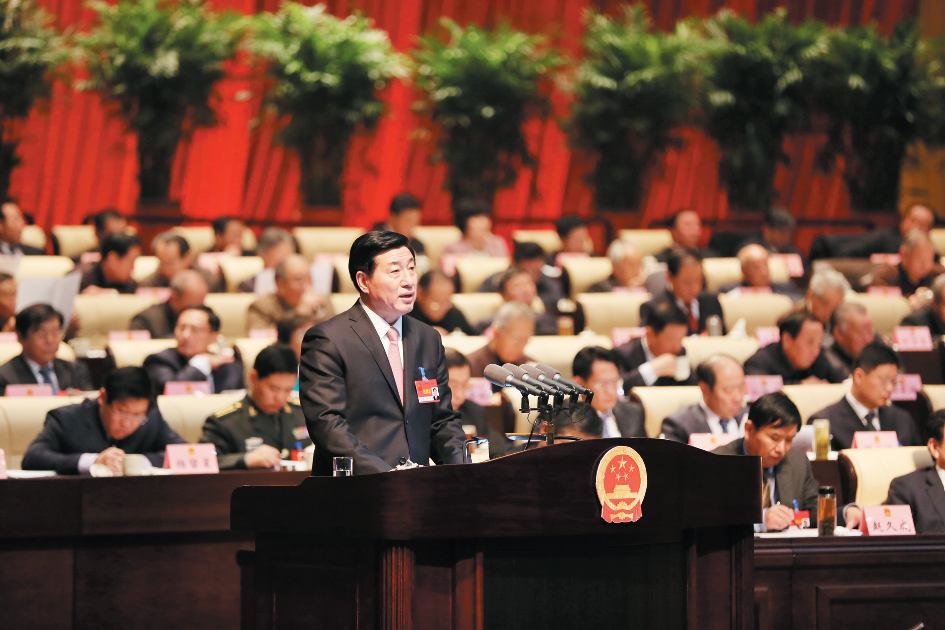 日照市市長(zhǎng)劉星泰代表市政府向大會(huì)作政府工作報(bào)告