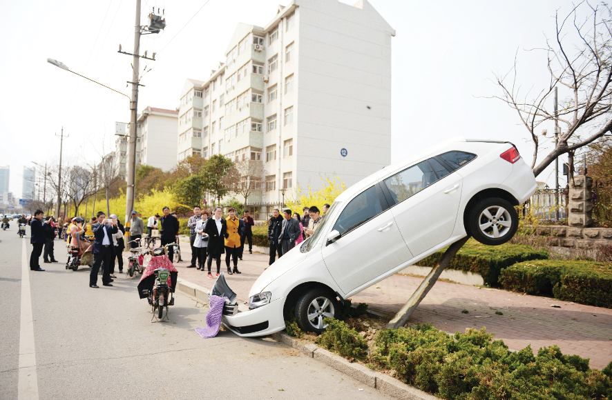 錯(cuò)把油門(mén)當(dāng)剎車(chē) 實(shí)習(xí)女司機(jī)開(kāi)車(chē)“上樹(shù)”