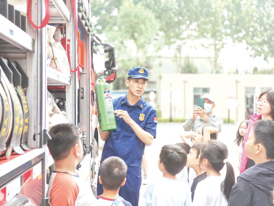 親子消防活動繪就安全和諧畫卷